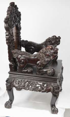 Garnitur von zwei Thronsesseln, einer Bank und einem Tisch mit Drachendekor in Relief - photo 3