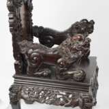 Garnitur von zwei Thronsesseln, einer Bank und einem Tisch mit Drachendekor in Relief - Foto 3