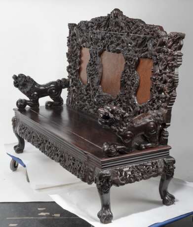 Garnitur von zwei Thronsesseln, einer Bank und einem Tisch mit Drachendekor in Relief - Foto 11