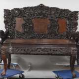 Garnitur von zwei Thronsesseln, einer Bank und einem Tisch mit Drachendekor in Relief - Foto 14