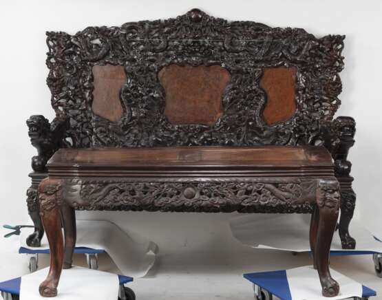 Garnitur von zwei Thronsesseln, einer Bank und einem Tisch mit Drachendekor in Relief - photo 15