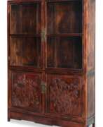 Overview. Vitrinenschrank mit feinem Floraldekor in Relief und zwei Glastüren