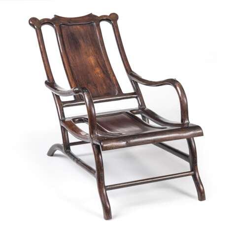 Liegestuhl aus dunklem Holz - Foto 1