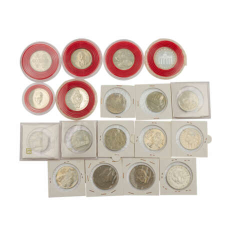 DDR - Kleines Konvolut von 18 Münzen, - Foto 2