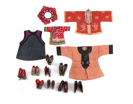 Konvolut Textilien für Kinder, u. a. Jacken, Weste, Kragen und Schuhe, dazu Paar Holz-Schuhe - фото 1