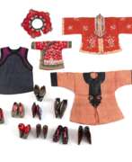 Overview. Konvolut Textilien für Kinder, u. a. Jacken, Weste, Kragen und Schuhe, dazu Paar Holz-Schuhe