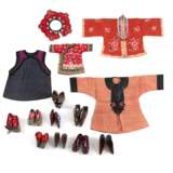 Konvolut Textilien für Kinder, u. a. Jacken, Weste, Kragen und Schuhe, dazu Paar Holz-Schuhe - Foto 1