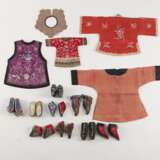Konvolut Textilien für Kinder, u. a. Jacken, Weste, Kragen und Schuhe, dazu Paar Holz-Schuhe - Foto 2