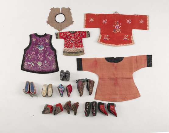 Konvolut Textilien für Kinder, u. a. Jacken, Weste, Kragen und Schuhe, dazu Paar Holz-Schuhe - фото 2