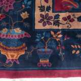 Großer Teppich mit Antiquitäten- und Floraldekor auf puce-farbenem Grund - photo 2