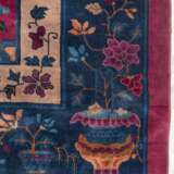 Großer Teppich mit Antiquitäten- und Floraldekor auf puce-farbenem Grund - photo 4