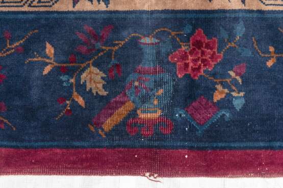 Großer Teppich mit Antiquitäten- und Floraldekor auf puce-farbenem Grund - photo 9