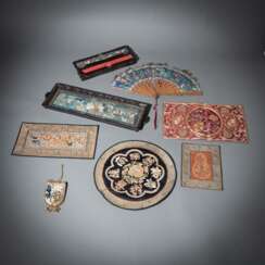 Konvolut Textilien u.a.: vier kleine Seidenstickereien, eine kleine Beutel, ein Holz-Tablett mit eingelegter Stickerei und ein Fächer mit passendem Kantonlackkasten