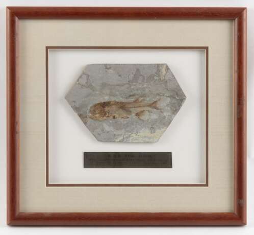 Lackbild mit zwei Glücksgöttern und Schriftzeichen, zwei dreiteilige Sets von Pekingoper-Masken aus Ton und Tafel von Lycoptera-Fossil - photo 2