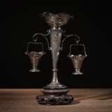 Trompetenförmige Silbervase mit Paar seitlich montierten Zierkörben und feiner Blütengravur - Foto 1