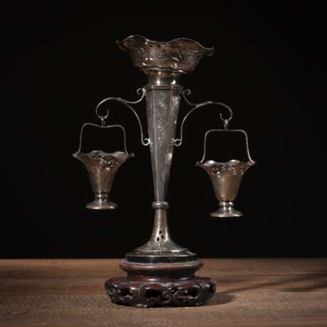 Trompetenförmige Silbervase mit Paar seitlich montierten Zierkörben und feiner Blütengravur - фото 1