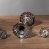 Trompetenförmige Silbervase mit Paar seitlich montierten Zierkörben und feiner Blütengravur - photo 2