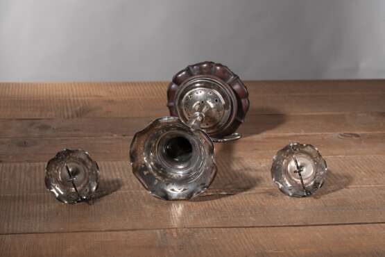 Trompetenförmige Silbervase mit Paar seitlich montierten Zierkörben und feiner Blütengravur - photo 2
