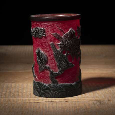 Pinselbecher aus rotem Pekingglas mit Reliefdekor von Vögeln und Blüten - фото 1