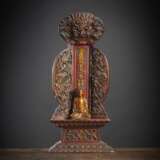 Gold- und rot-lackierter Holzschrein mit kleiner Figur des Buddha Shakyamuni - photo 1