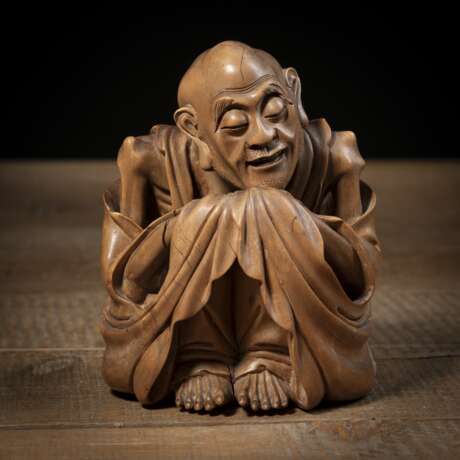Fein geschnitze Holzfigur eines sitzenden Luohan - фото 1