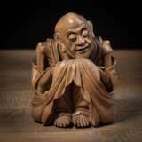 Fein geschnitze Holzfigur eines sitzenden Luohan - фото 1