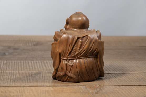 Fein geschnitze Holzfigur eines sitzenden Luohan - фото 2