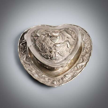 Herzförmige Deckeldose aus Silber mit Drachendekor und Wasserbüffelknauf mit Untertasse - фото 1