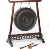 Gong in 'Hongmu'-Gestell mit zwei Schlegeln - фото 1