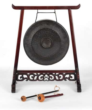 Gong in 'Hongmu'-Gestell mit zwei Schlegeln - photo 2