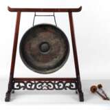 Gong in 'Hongmu'-Gestell mit zwei Schlegeln - Foto 3