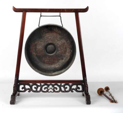 Gong in 'Hongmu'-Gestell mit zwei Schlegeln - Foto 3