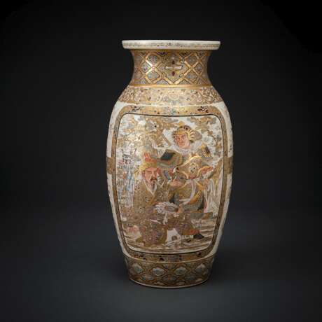 Große Satsuma-Vase mit Dekor von Arhat und mytholgischen Figurenszenen - photo 1