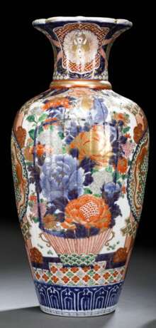 Große Imari-Vase aus Porzellan mit Blumenkorb und Drachen im Medaillon - Foto 1