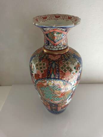 Große Imari-Vase aus Porzellan mit Blumenkorb und Drachen im Medaillon - фото 2