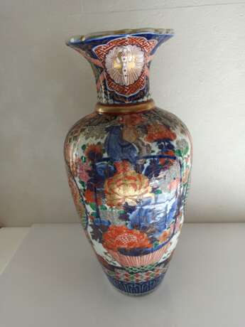 Große Imari-Vase aus Porzellan mit Blumenkorb und Drachen im Medaillon - photo 3