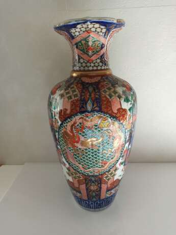 Große Imari-Vase aus Porzellan mit Blumenkorb und Drachen im Medaillon - Foto 4