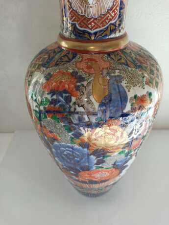 Große Imari-Vase aus Porzellan mit Blumenkorb und Drachen im Medaillon - photo 5