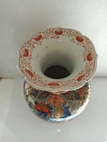 Große Imari-Vase aus Porzellan mit Blumenkorb und Drachen im Medaillon - photo 6