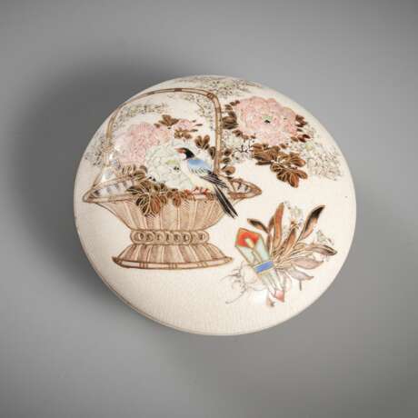 Deckeldose aus Satsuma-Ware mit Shunga-Szenen - фото 1