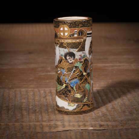 Kleines zylindrisches Väschen aus Satsuma-Porzellan mit Samurai-Darstellungen - Foto 1