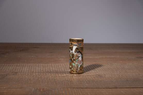 Kleines zylindrisches Väschen aus Satsuma-Porzellan mit Samurai-Darstellungen - photo 2