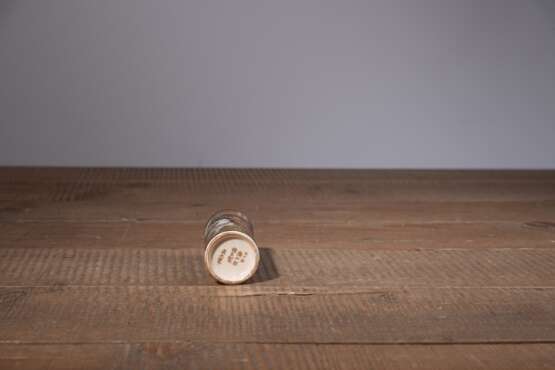 Kleines zylindrisches Väschen aus Satsuma-Porzellan mit Samurai-Darstellungen - Foto 4