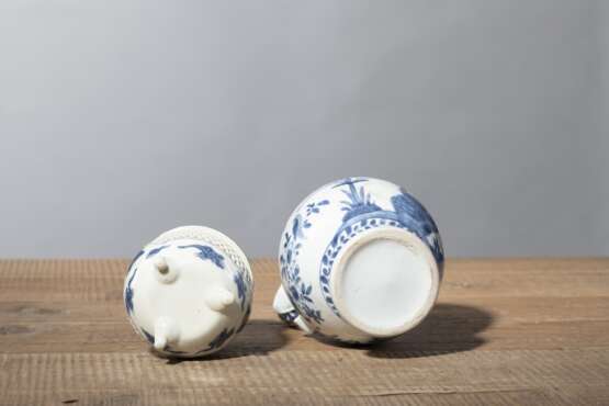 Unterglasurblau dekorierte Henkelkanne und dreibeiniger Koro aus Porzellan - photo 3