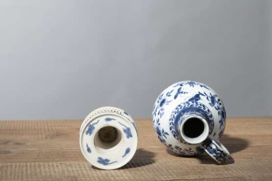 Unterglasurblau dekorierte Henkelkanne und dreibeiniger Koro aus Porzellan - photo 4