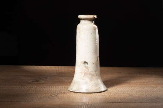 Trompetenförmige Vase aus Steinzeug partiell mit grünlichbraunem Glasurverlauf auf beigem Grund - Foto 2