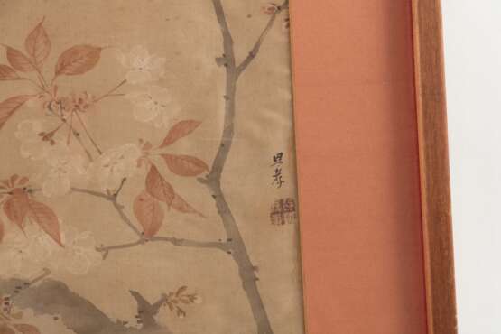 Malerei mit blühenden Kirschbaumzweigen. Tusche und Farben auf Seide - photo 3
