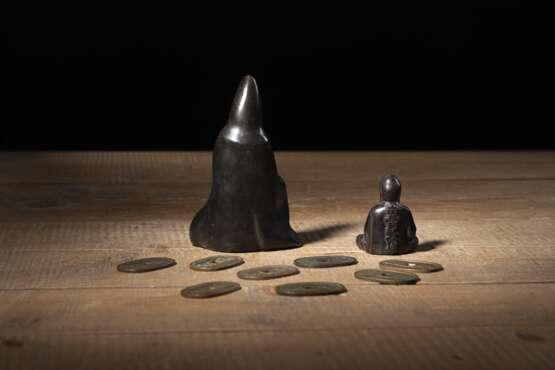 Zwei sitzenden Bronzefiguren des Kannon bwz. des Buddha Amitabha und Gruppe von acht 'Tenpo Tsuho'-Münzen - photo 2