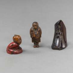 Drei Netsuke aus Holz, teils farbig gefasst