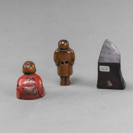 Drei Netsuke aus Holz, teils farbig gefasst - photo 2